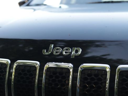 Used 2020 Jeep Cherokee Latitude Plus AWD/4WD image 31