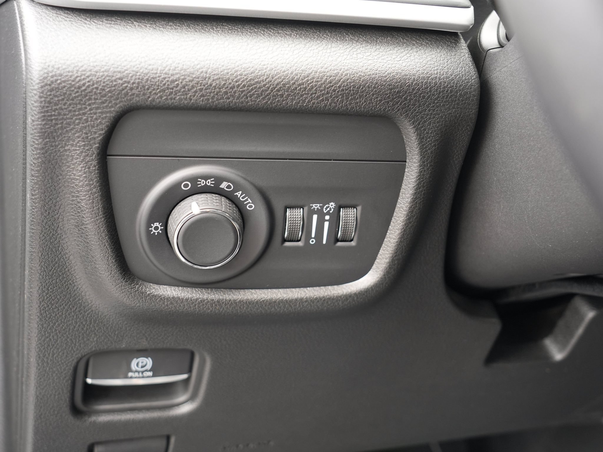 Used 2023 Jeep Grand Cherokee Laredo AWD/4WD image 17