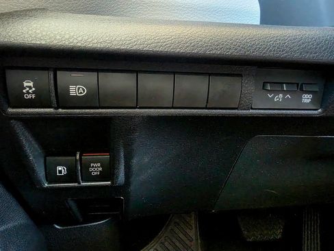 Used 2026 Toyota Sienna XLE FWD image 25