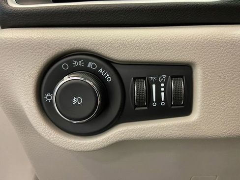 Certified 2024 Chrysler Pacifica Touring-L image 26