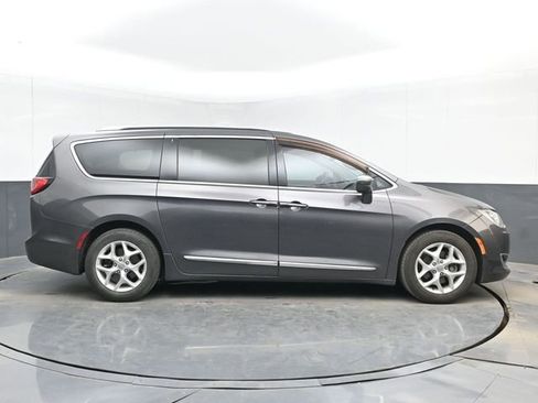 Used 2017 Chrysler Pacifica Touring-L Plus w/ Tire & Wheel Group FWD image 11
