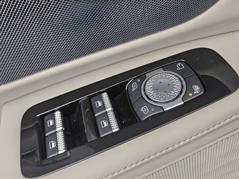 Used 2024 Lincoln Nautilus Premier image 21