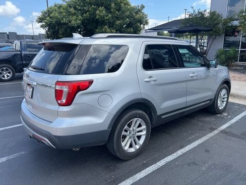 Used 2017 Ford Explorer XLT w/ Equipment Group 202A FWD image 3
