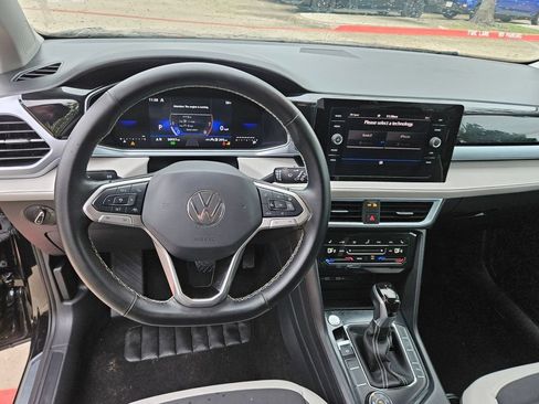 Used 2025 Volkswagen Taos SE AWD/4WD image 17