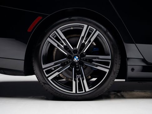 Used 2023 BMW i7 xDrive60 w/ Executive Package 2 image 36