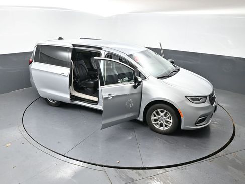 Used 2024 Chrysler Pacifica Touring-L FWD image 57