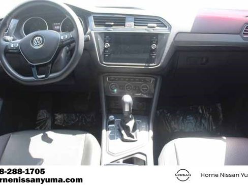 Used 2020 Volkswagen Tiguan SE w/ Panoramic Sunroof Package image 9
