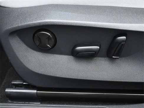 Certified 2025 Volkswagen Taos SE w/ Panoramic Sunroof Package image 10