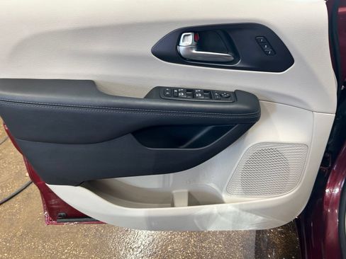 Used 2020 Chrysler Pacifica Limited FWD image 12