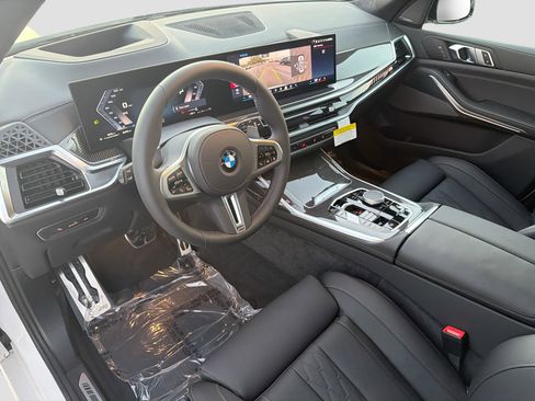 New 2026 BMW X7 M60i w/ Climate Comfort Package image 28