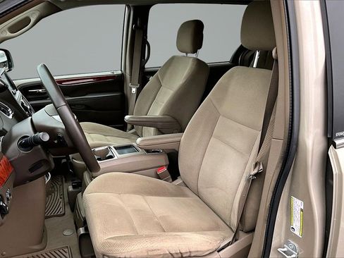 Used 2014 Chrysler Town & Country Touring image 25