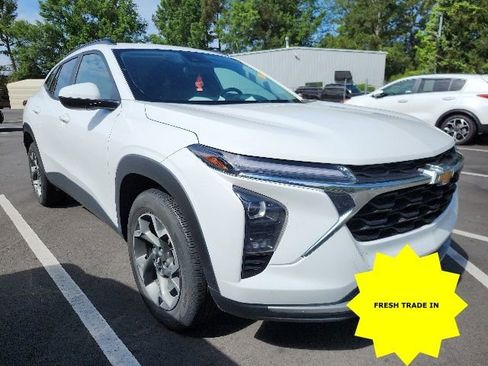 Used 2024 Chevrolet Trax LT w/ Sunroof Package FWD image 1