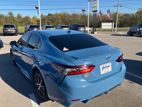 Used 2024 Toyota Camry SE image 3