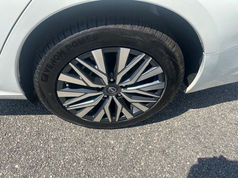 Used 2025 Nissan Altima 2.5 SV FWD image 9