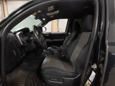 Used 2020 Toyota Tacoma TRD Sport w/ Technology Package AWD/4WD image 9