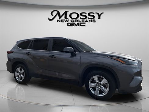 Used 2024 Toyota Highlander LE image 3