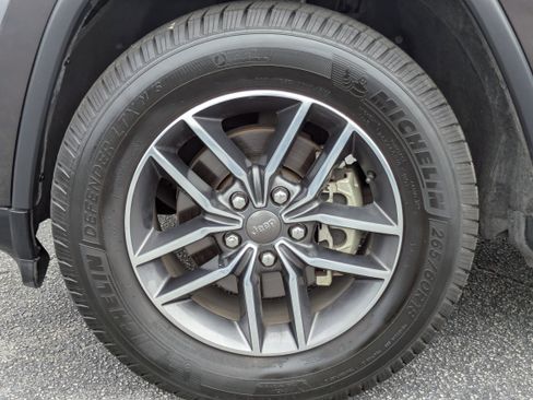 Used 2019 Jeep Grand Cherokee Laredo w/ Laredo X Package RWD image 30