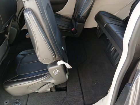 Used 2023 Chrysler Pacifica Touring-L image 11