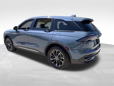 Used 2025 Lincoln Nautilus Premier AWD/4WD image 5