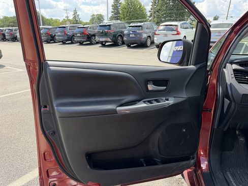 Used 2019 Toyota Sienna SE w/ SE Preferred Package FWD image 7