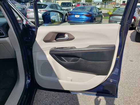 Used 2018 Chrysler Pacifica Touring-L w/ Advanced Safetytec Group FWD image 18