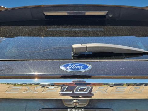 Used 2022 Ford Explorer XLT w/ Equipment Group 202A image 8