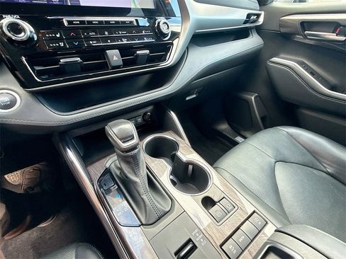 Used 2021 Toyota Highlander Limited image 17