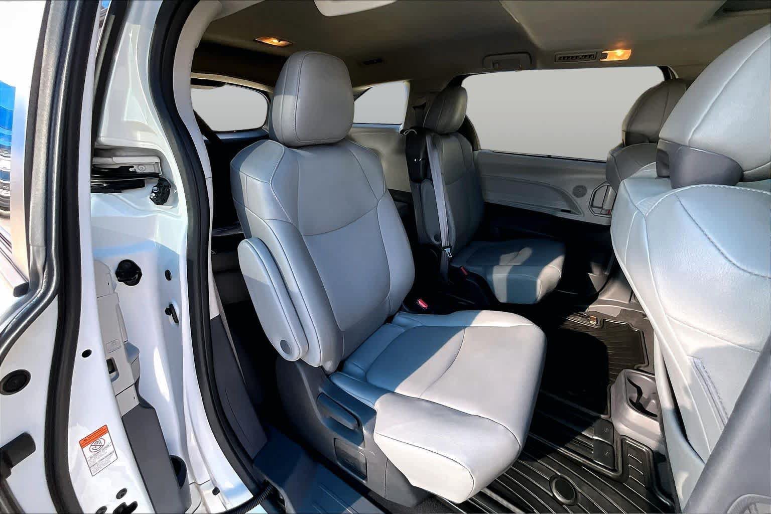 Used 2022 Toyota Sienna XLE FWD image 18