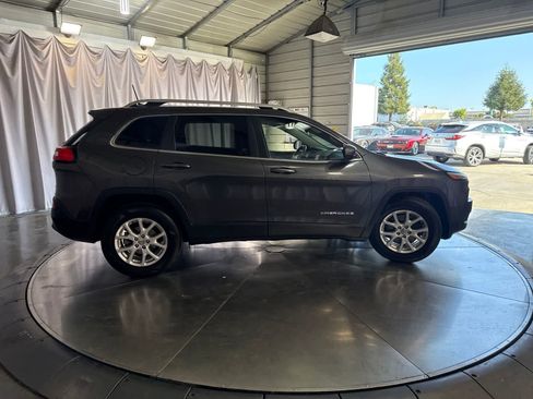 Used 2016 Jeep Cherokee Latitude FWD image 4