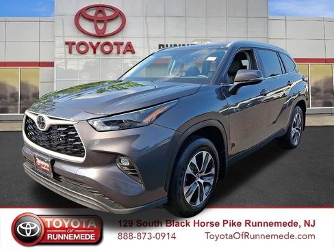 Certified 2025 Toyota Highlander XLE AWD/4WD image 3