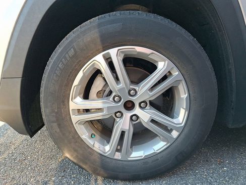 Used 2022 GMC Terrain SLE w/ Driver Convenience Package image 5