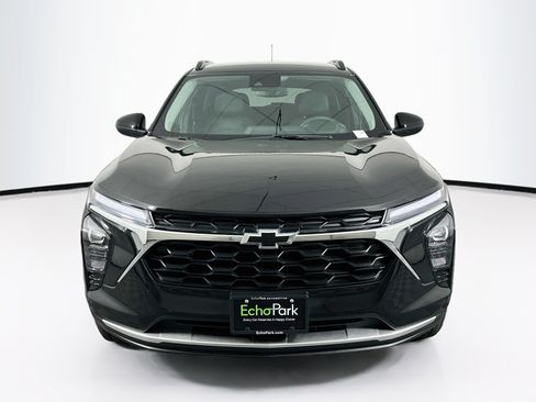 Used 2025 Chevrolet Trax LT w/ LPO, Blackout Package FWD image 2