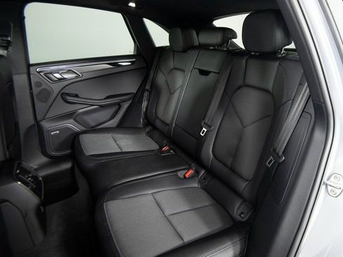 Certified 2025 Porsche Macan image 33