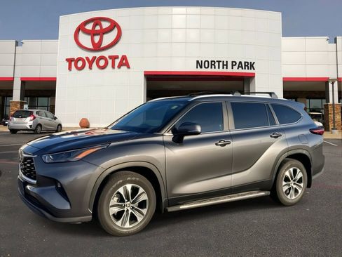 Used 2024 Toyota Highlander XLE FWD image 1