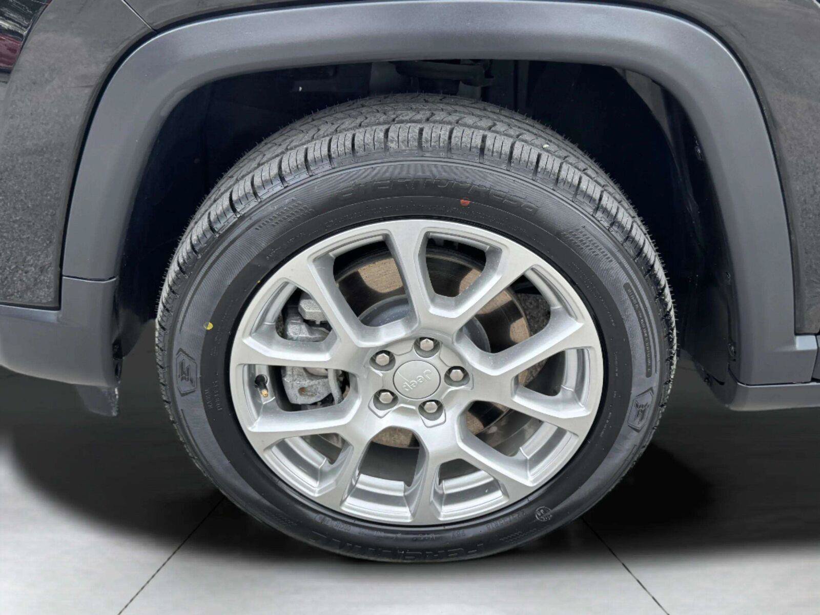 Used 2024 Jeep Compass Latitude w/ Sun and Sound Group AWD/4WD image 47