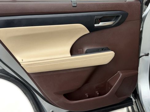 Used 2021 Toyota Highlander XLE FWD image 30