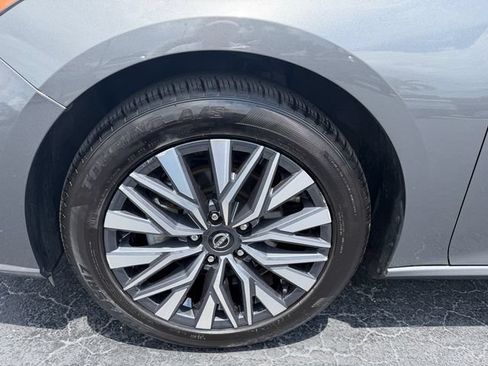 Used 2025 Nissan Altima 2.5 SV FWD image 9