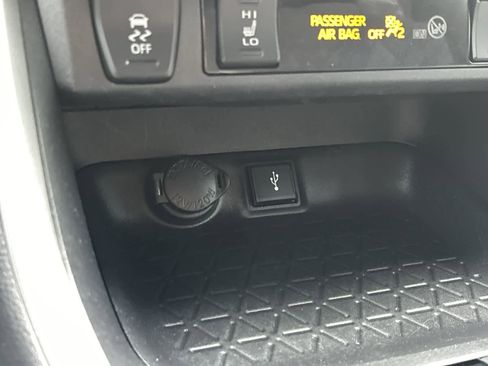 Used 2022 Toyota RAV4 XLE image 24