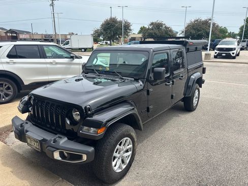 Used 2023 Jeep Gladiator Sport AWD/4WD image 2