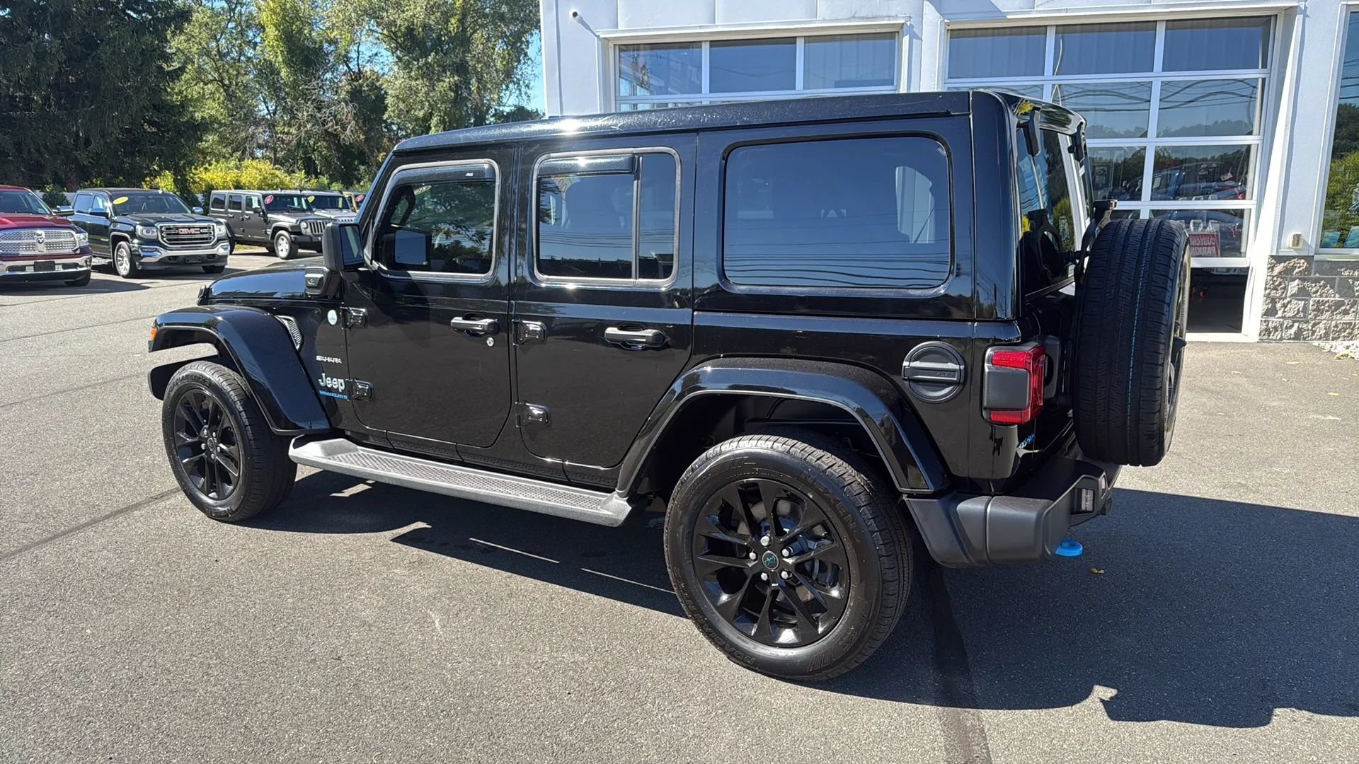 Used 2023 Jeep Wrangler Unlimited Sahara w/ Cold Weather Group AWD/4WD image 20