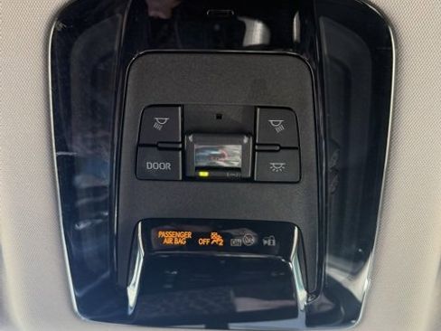 Certified 2022 Toyota Venza LE image 31