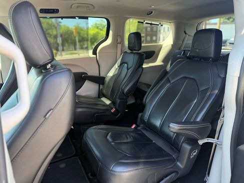 Used 2022 Chrysler Pacifica Touring-L FWD image 18
