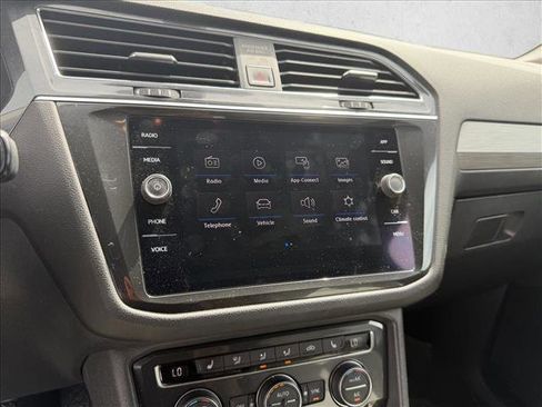 Used 2018 Volkswagen Tiguan SE FWD image 18