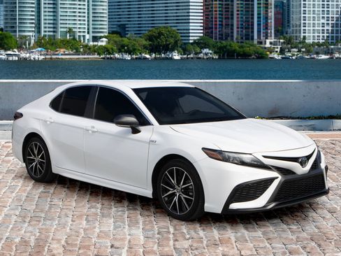 Used 2023 Toyota Camry SE image 3