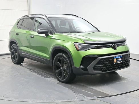 Certified 2025 Volkswagen Taos SE image 27