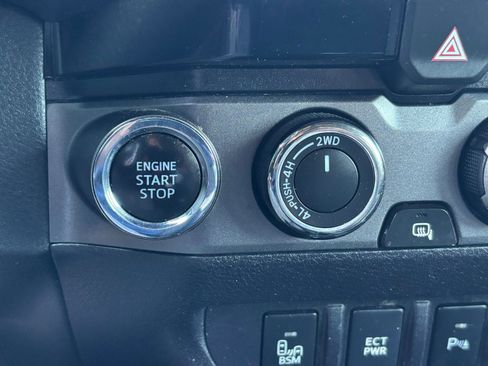 Used 2018 Toyota Tacoma TRD Sport w/ Technology Package image 7