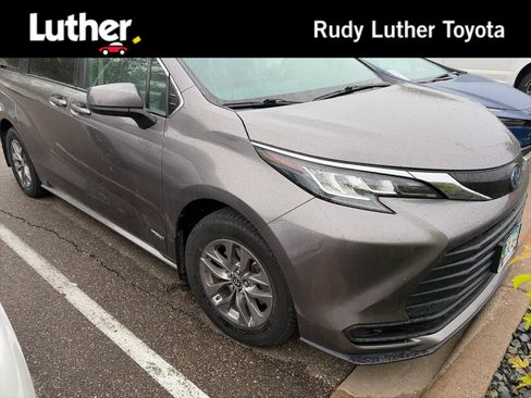 Certified 2021 Toyota Sienna LE AWD/4WD image 1