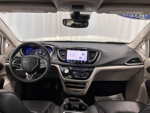 Used 2023 Chrysler Pacifica Touring-L AWD/4WD image 2