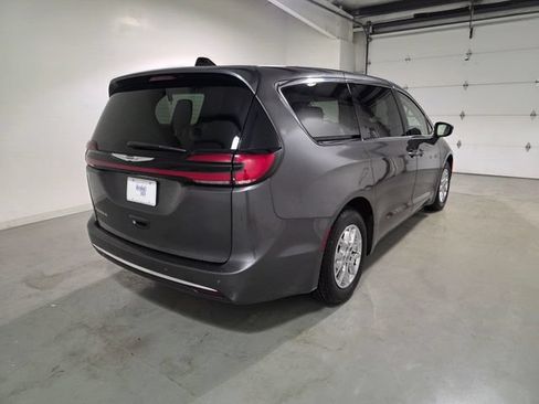 Used 2023 Chrysler Pacifica Touring-L FWD image 7
