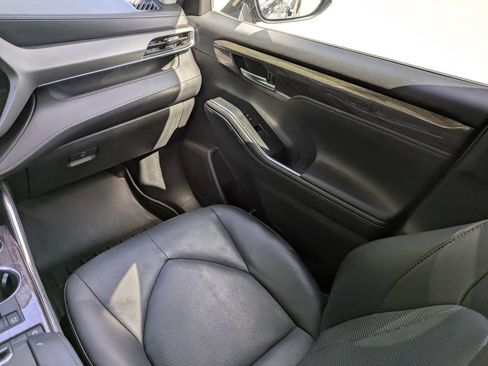 Used 2021 Toyota Highlander Limited FWD image 18